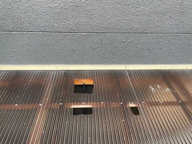 塩ビ波板の一部穴が開いていました
